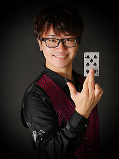 Magic Bar MAGIC×MAGIC オーナーマジシャン 原田幸典（マジシャン YUNO）